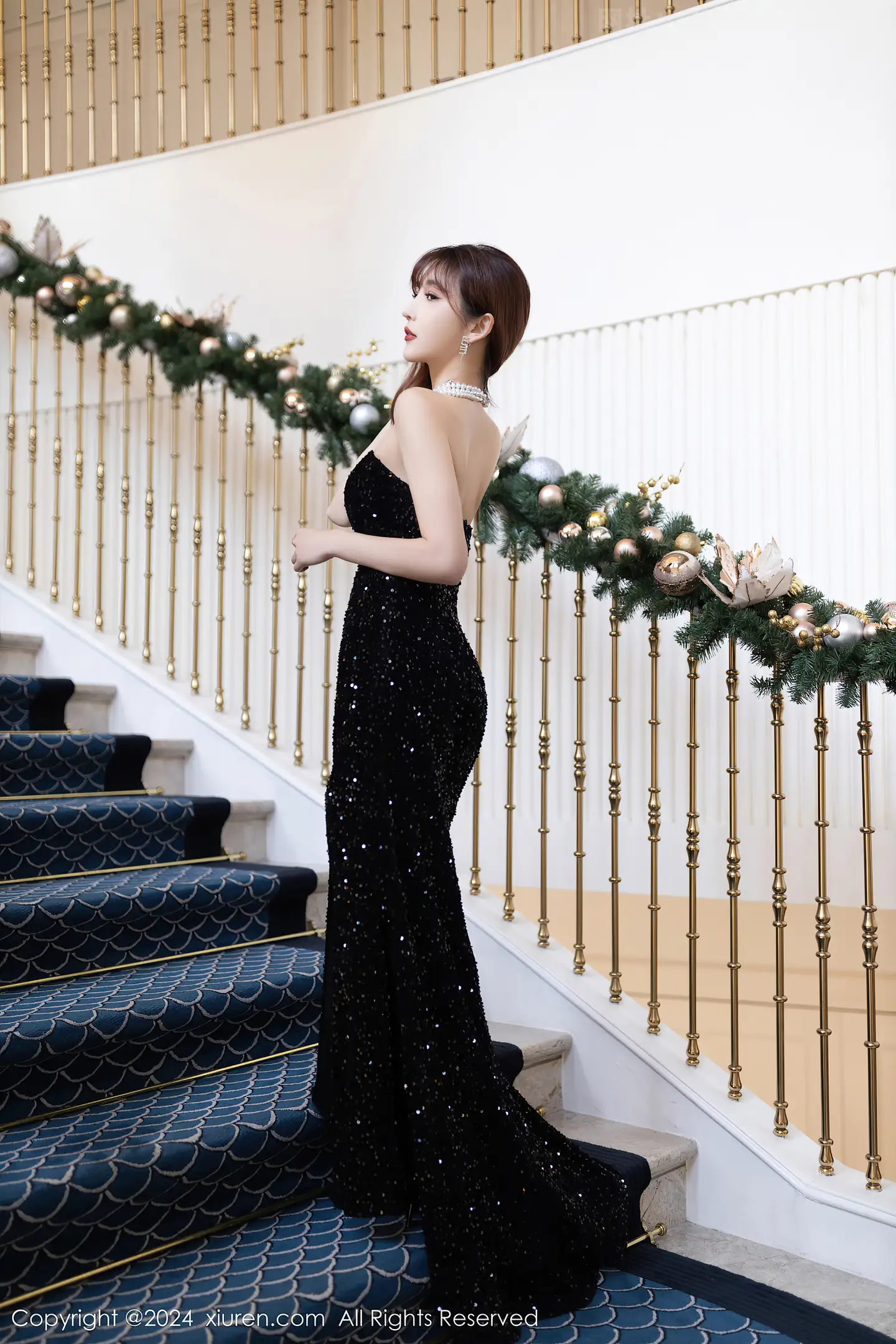 图片[2]-[XiuRen秀人网]VOL.7984 模特陆萱萱性感黑色露肩礼裙+链式情趣穿搭秀惹火身材诱惑写真80P-秀人网官方网站